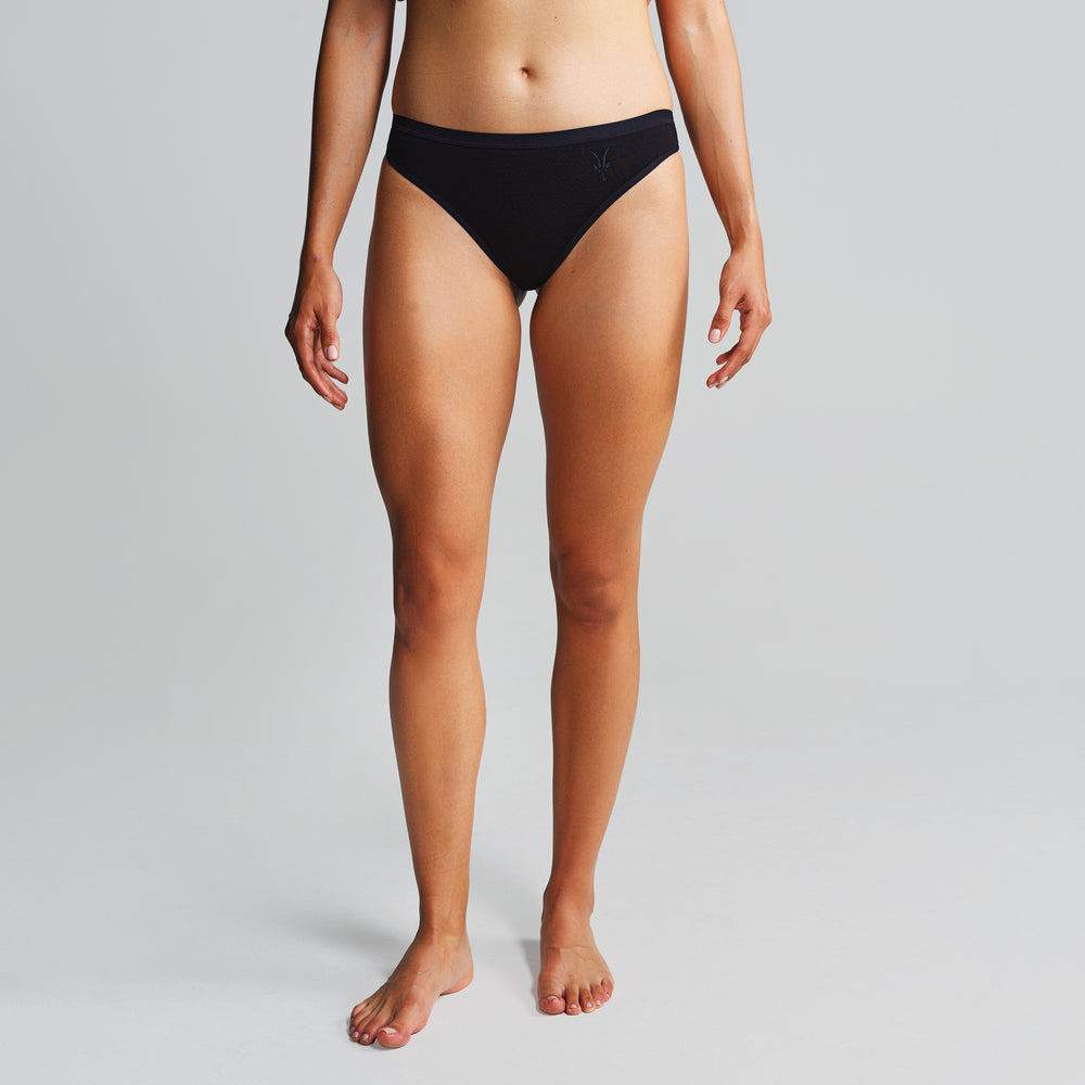 Studio model is 5'4'' and wearing a size Small