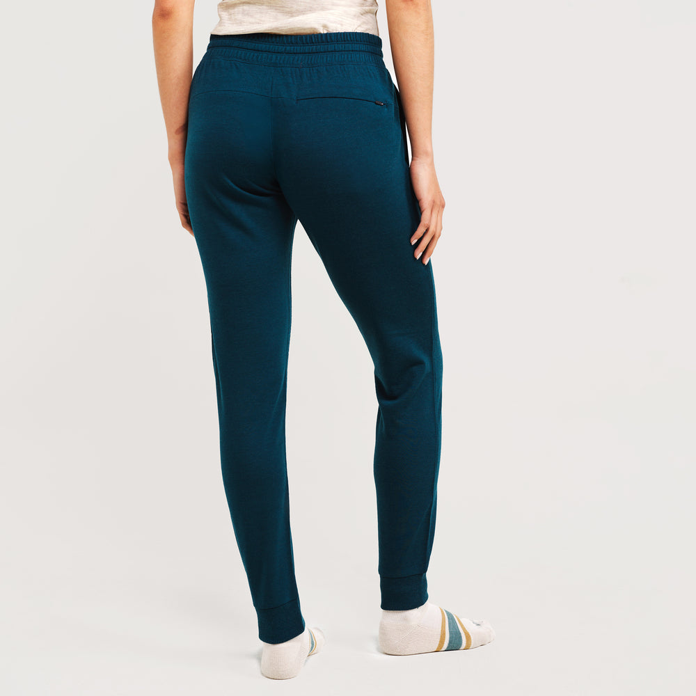 Studio model is 5'4'' and wearing a size Small
